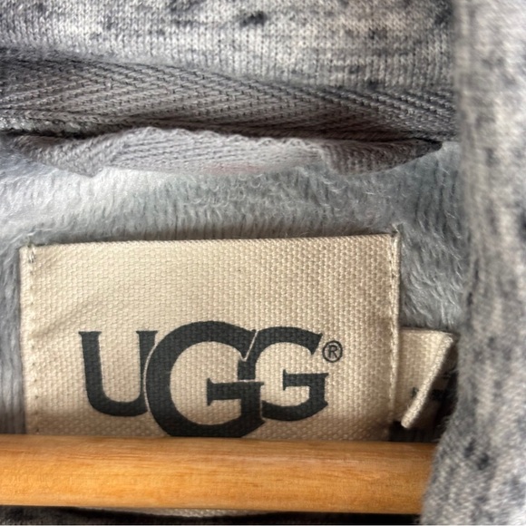 UGG Gray Women's Cozy Poncho in M/L —in gorgeous condition! - Picture 4 of 11